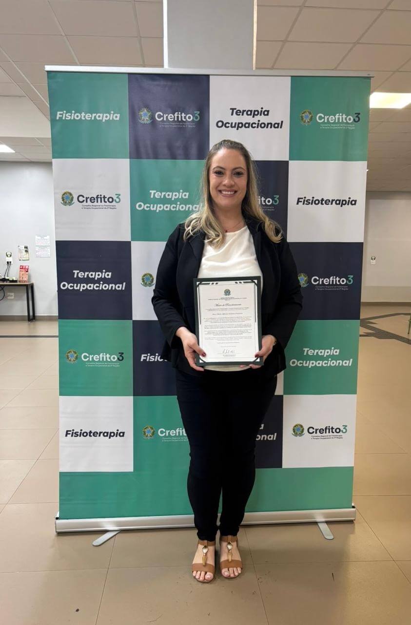 Cibele com certificado Crefito3